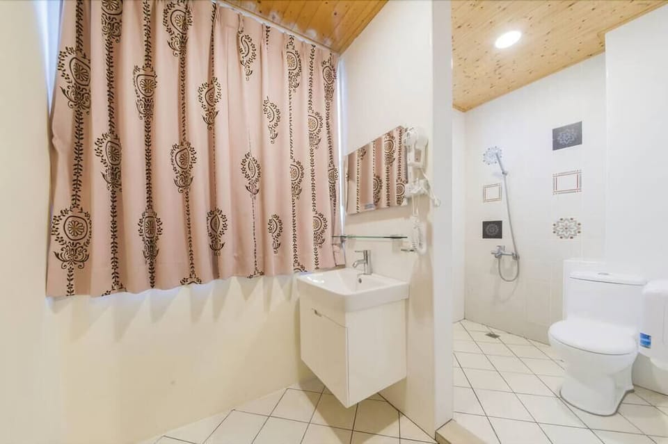 Family Room (8 people) | Desk, blackout drapes, soundproofing, free WiFi
