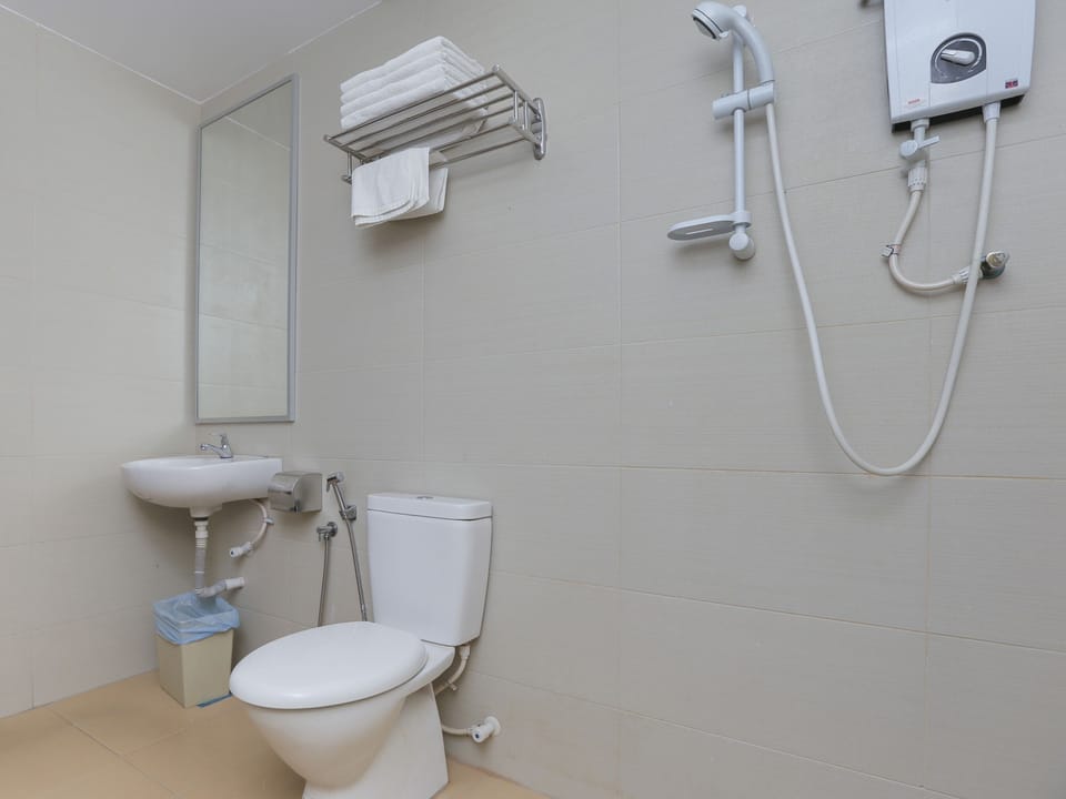 Shower, rainfall showerhead, free toiletries, bidet