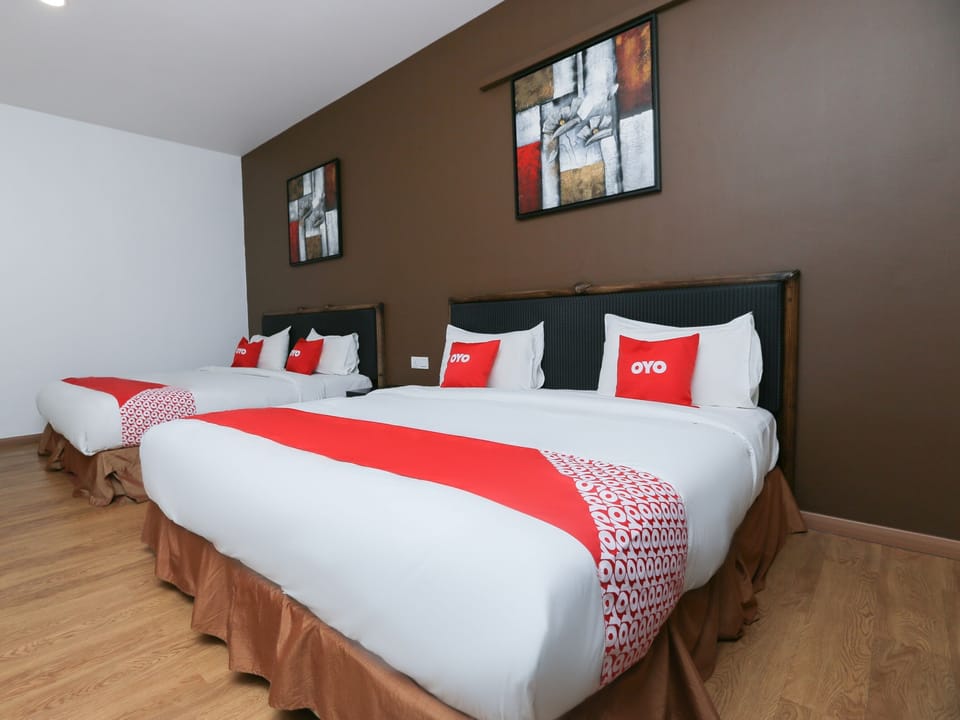 Family Suite | Desk, soundproofing, WiFi (free), bed sheets