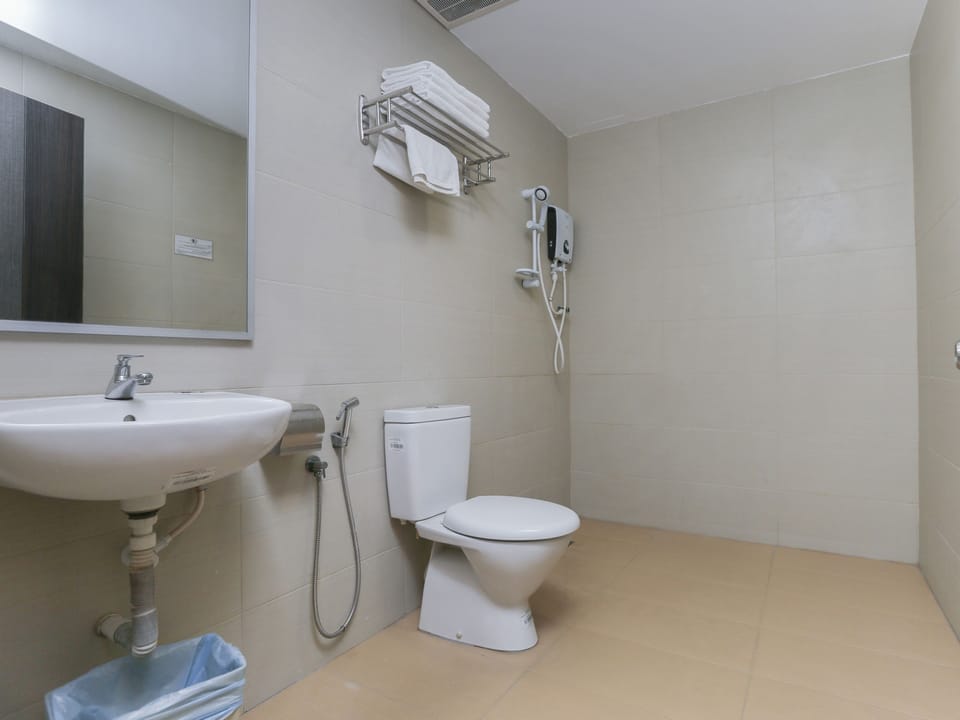 Shower, rainfall showerhead, free toiletries, bidet