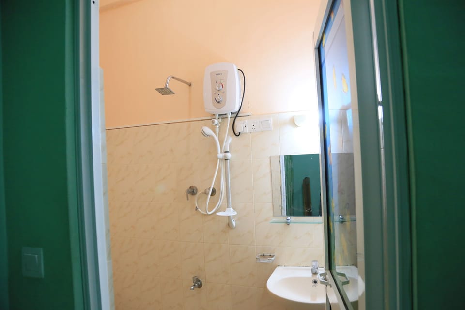 Shower, rainfall showerhead, free toiletries, bidet