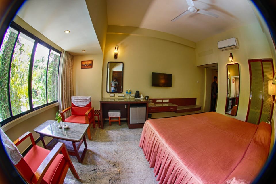 Deluxe Double or Twin Room, Accessible | Minibar, in-room safe, desk, soundproofing