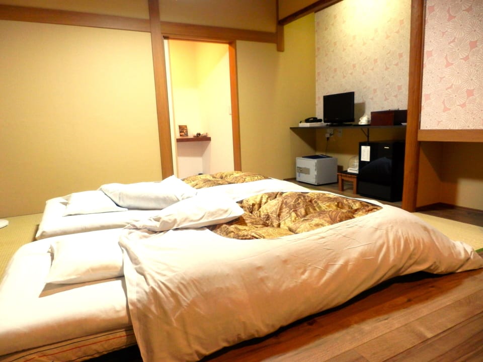 WiFi (free), bed sheets