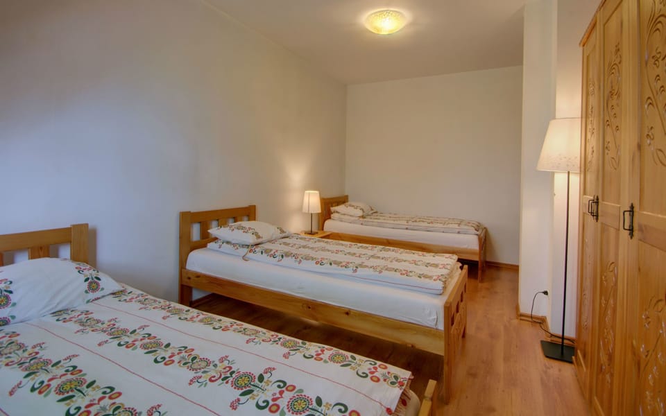 Apartment, 3 Bedrooms | 3 bedrooms, free cribs/infant beds, free WiFi, bed sheets