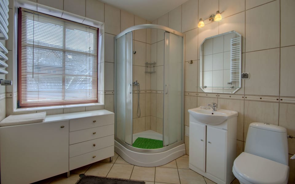 Apartment, 3 Bedrooms | Bathroom | Shower, hair dryer, towels