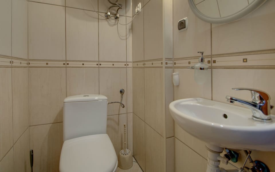 Apartment, 3 Bedrooms | Bathroom | Shower, hair dryer, towels