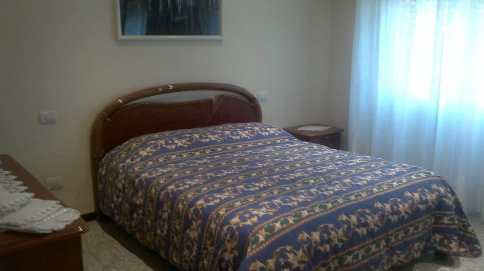 Double Room, 1 Queen Bed, Shared Bathroom | Iron/ironing board, free WiFi, bed sheets