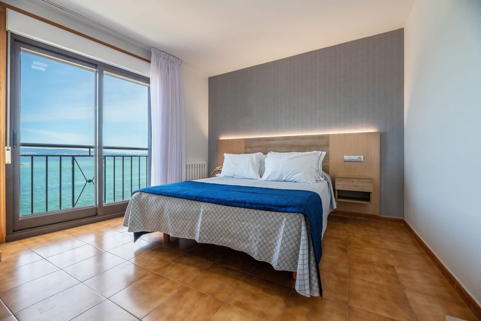 D - Habitación doble con vistas al mar | In-room safe, desk, cribs/infant beds, free WiFi