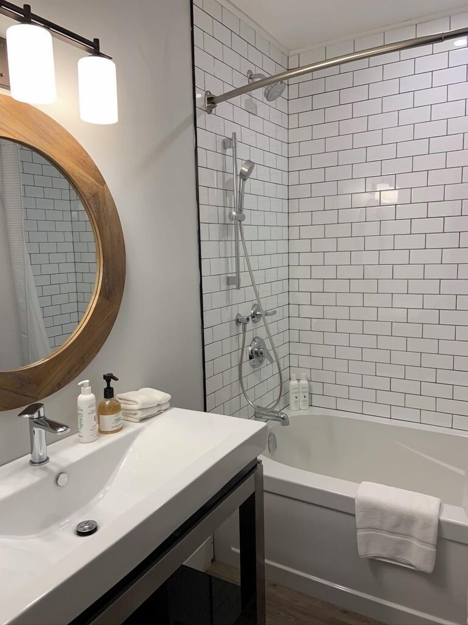 Historic Inn Deluxe Queen Room NOTL | Bathroom | Combined shower/tub, designer toiletries, hair dryer, bathrobes