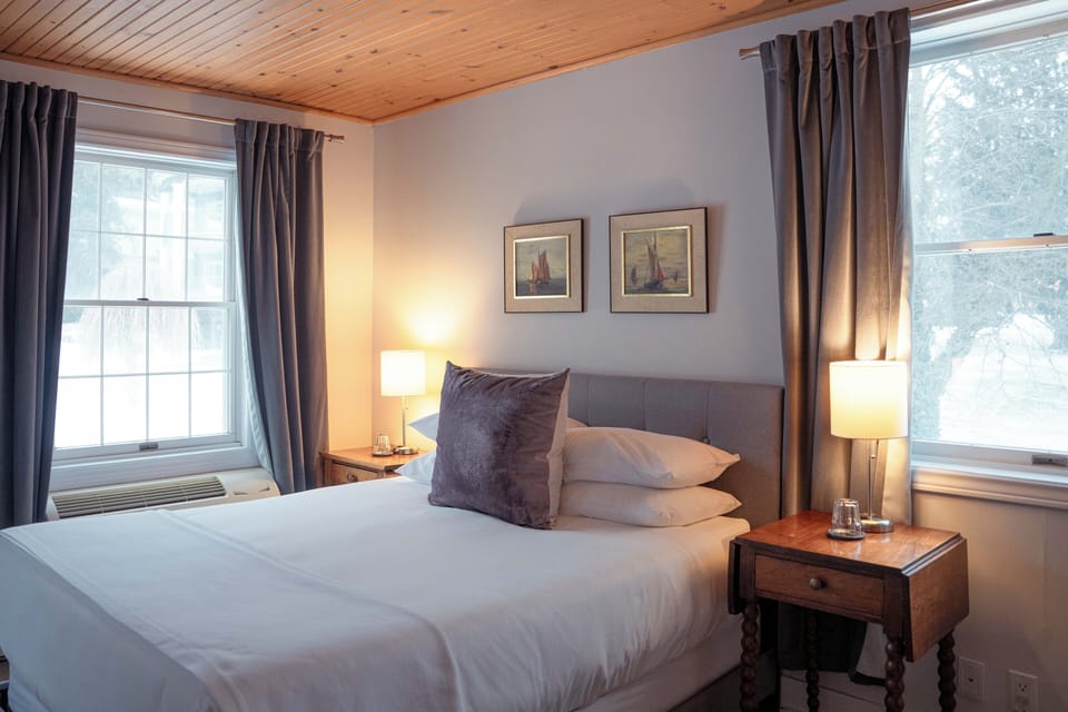 Historic Inn Deluxe Queen Room NOTL | Premium bedding, desk, blackout drapes, iron/ironing board