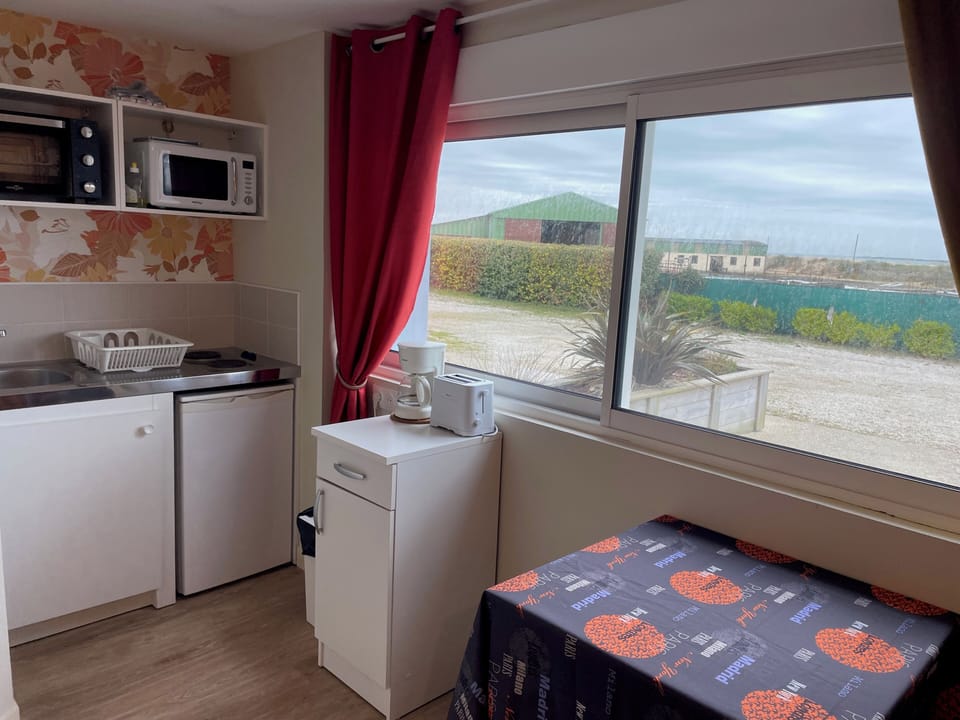 Comfort Studio, Kitchenette | Premium bedding, individually decorated, individually furnished, desk