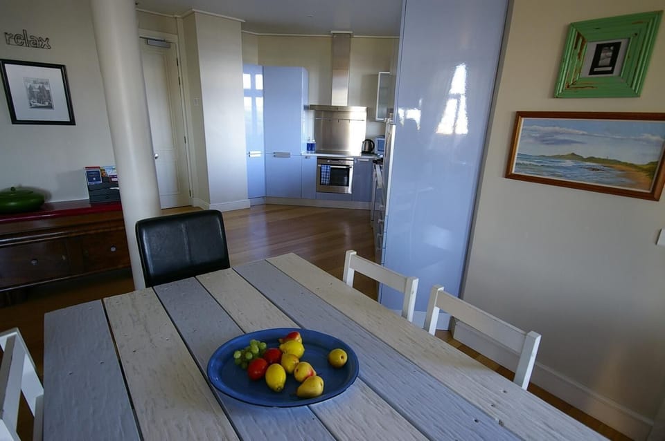 Full-size fridge, microwave, oven, stovetop
