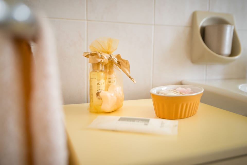 Superior Double Room | Bathroom amenities | Shower, eco-friendly toiletries, hair dryer, bidet