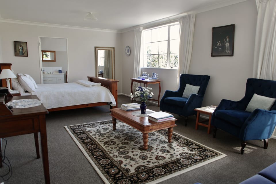 The Shakespeare Room | Down comforters, individually decorated, individually furnished, desk