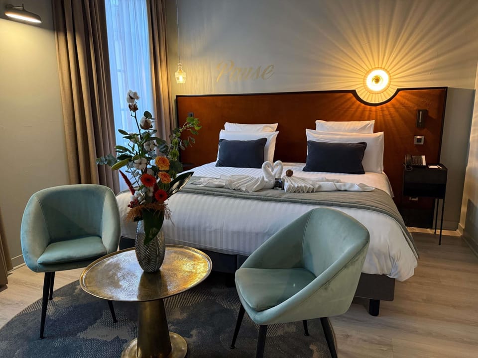 Privilege, Room, 1 King Bed | Minibar, in-room safe, desk, laptop workspace