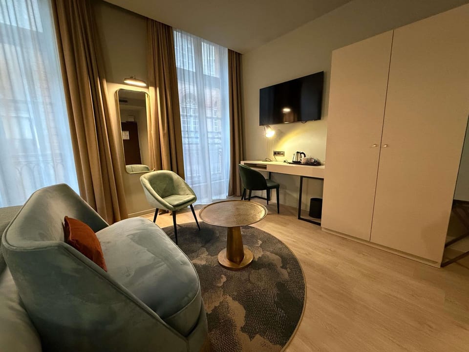 Superior Room, 1 King Bed | Minibar, in-room safe, desk, laptop workspace