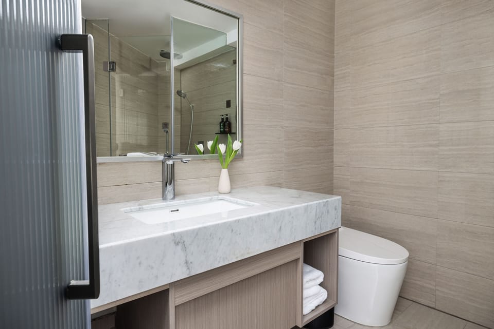Chess Room | Bathroom | Shower, free toiletries, hair dryer, bathrobes