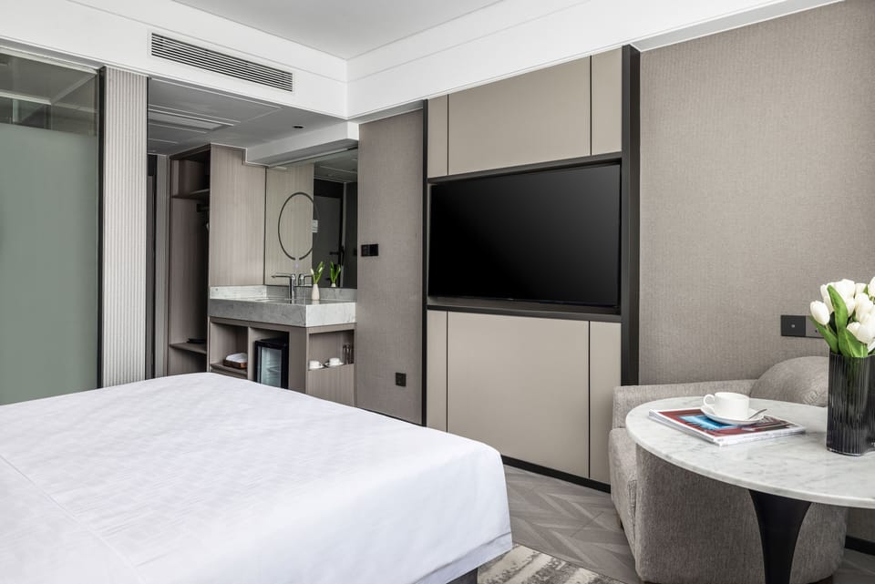 Superior Queen room | Minibar, in-room safe, desk, soundproofing