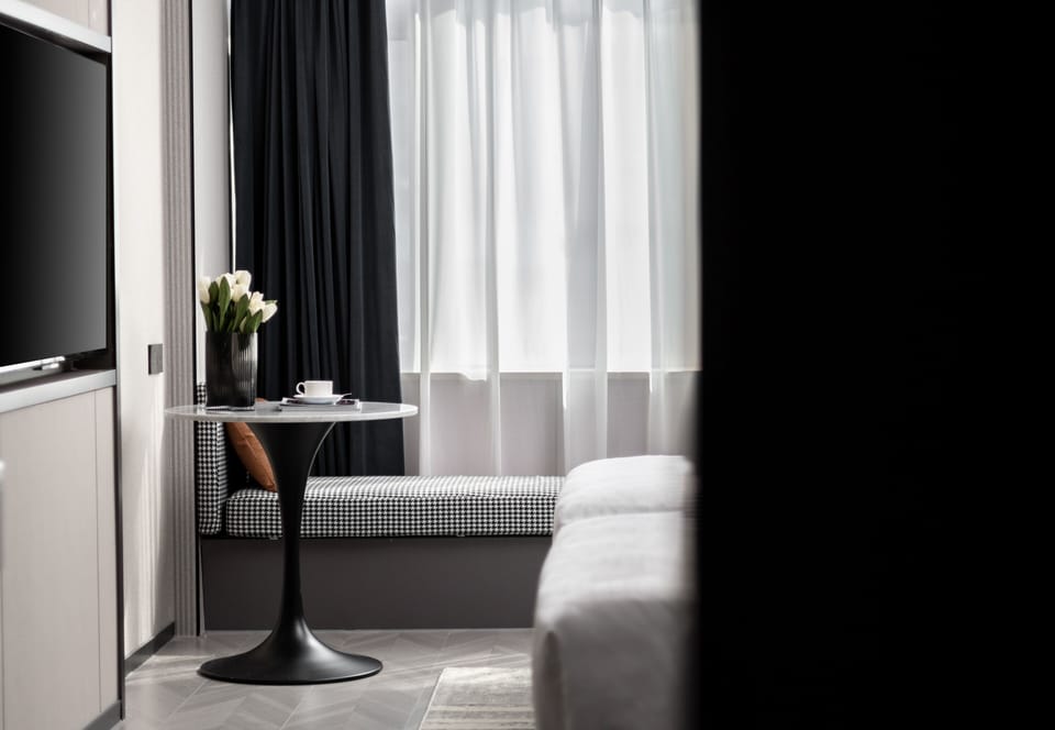 Deluxe Twin Room | Minibar, in-room safe, desk, soundproofing