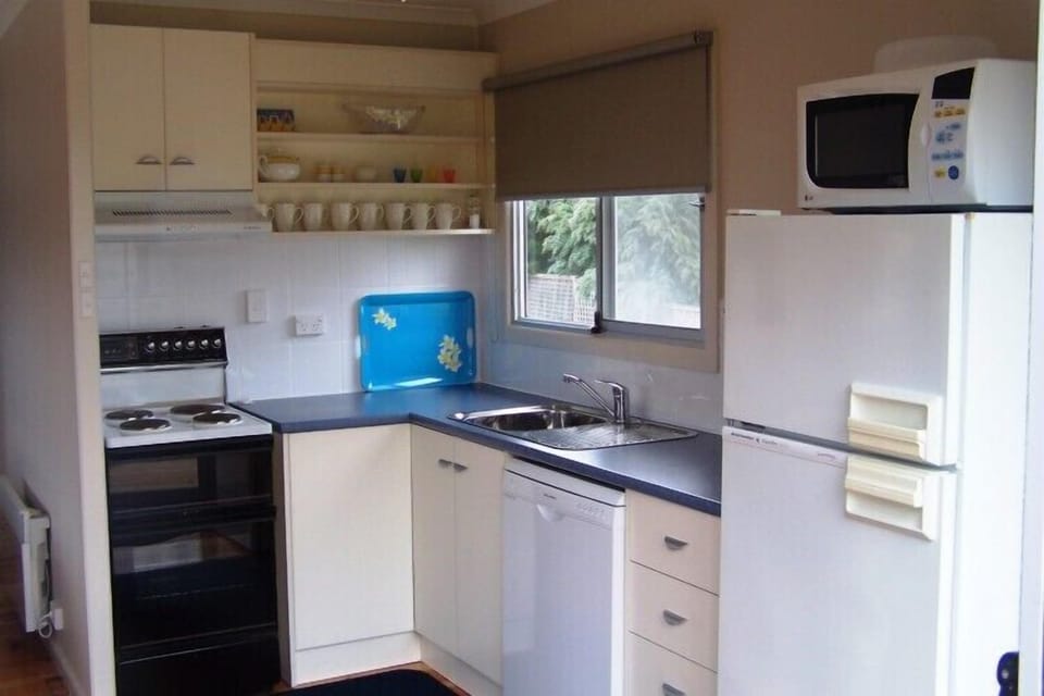 Cottage, 2 Bedrooms | Private kitchen | Full-size fridge, microwave, oven, stovetop