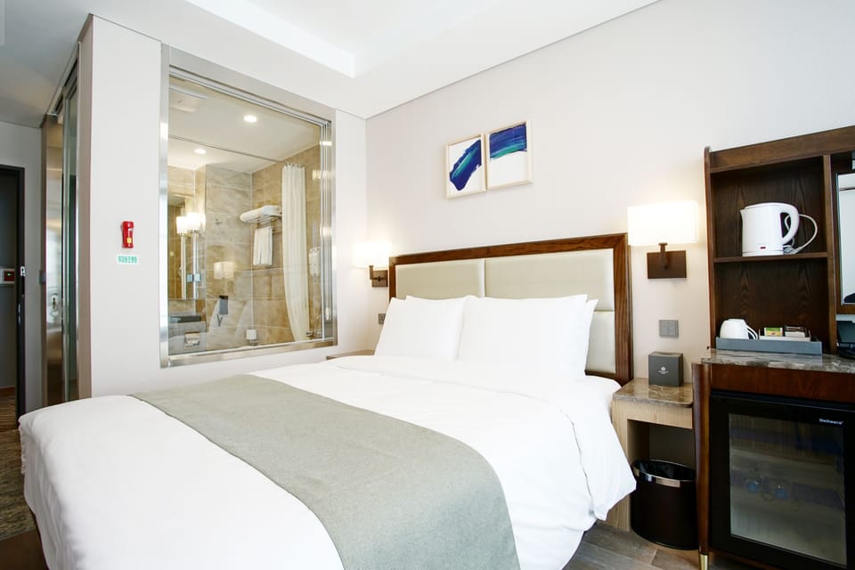 Premium bedding, down comforters, in-room safe, desk