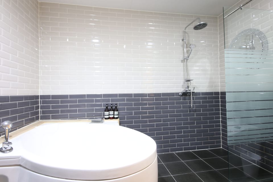 Superior Double Room | Bathroom | Combined shower/tub, free toiletries, hair dryer, bathrobes