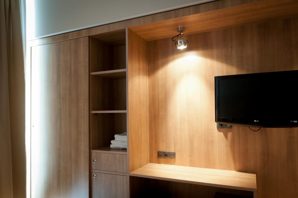 Minibar, iron/ironing board, WiFi