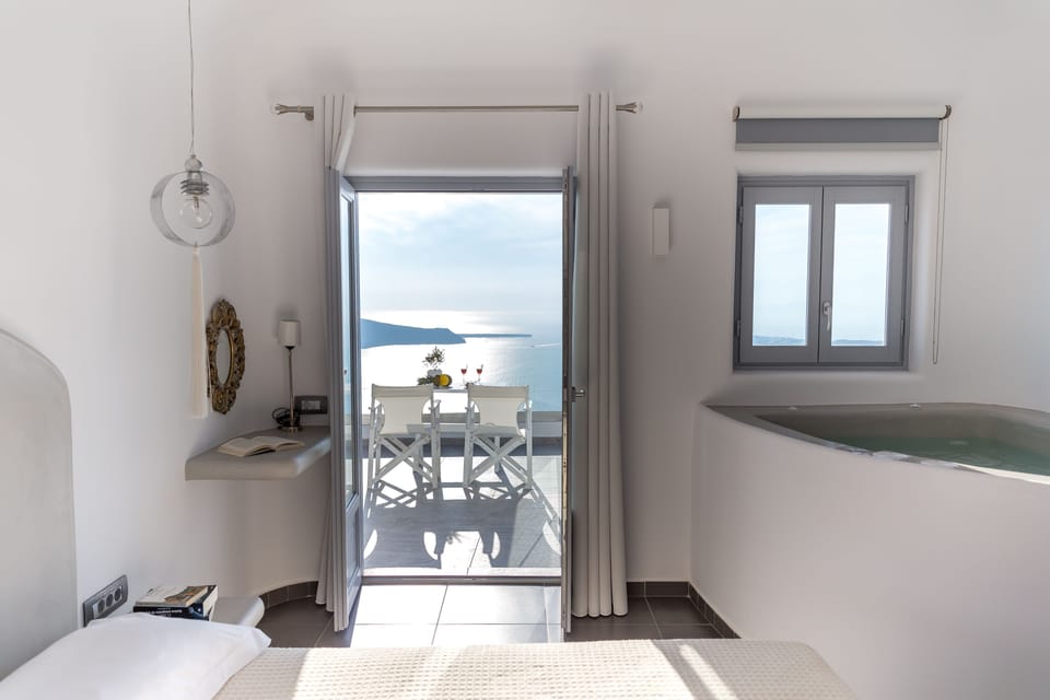 Deluxe Suite, Jetted Tub, Sea View | Private spa tub