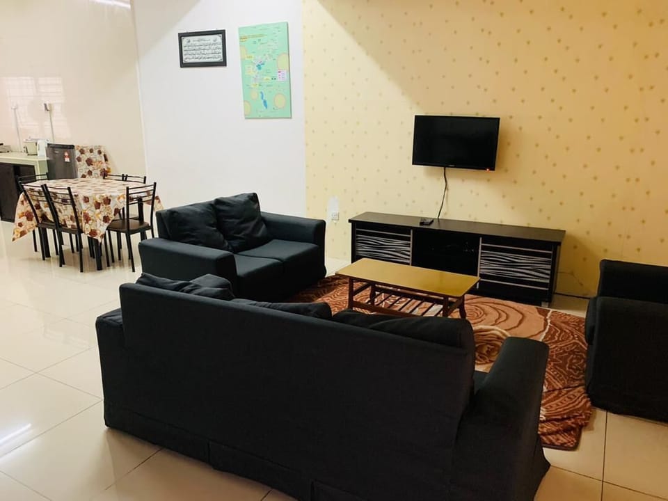 Family House, 4 Bedrooms, Non Smoking, Hill View | Living area | TV