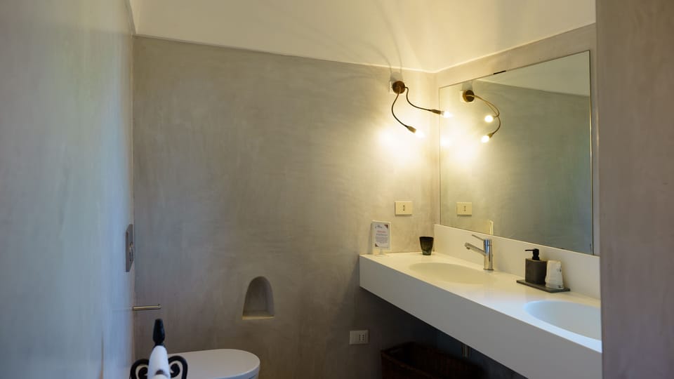 Superior Apartment, 1 Double Bed | Bathroom | Shower, free toiletries, hair dryer, bathrobes