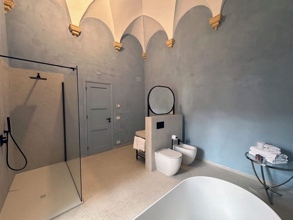Junior Suite | Bathroom | Separate tub and shower, hair dryer, bidet, soap