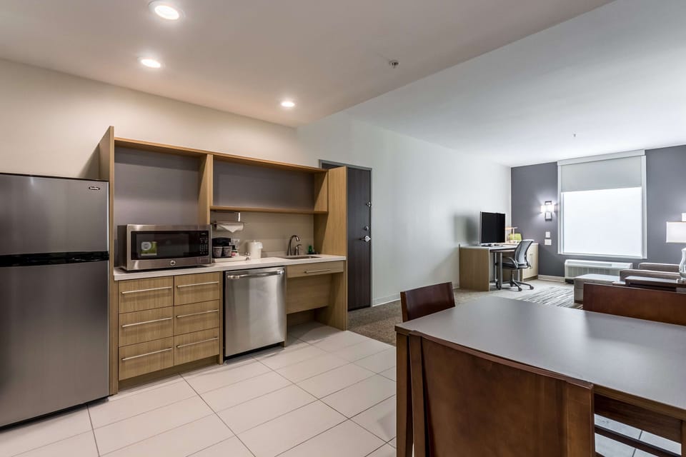 Coffee/tea maker, full-size fridge, microwave, dishwasher