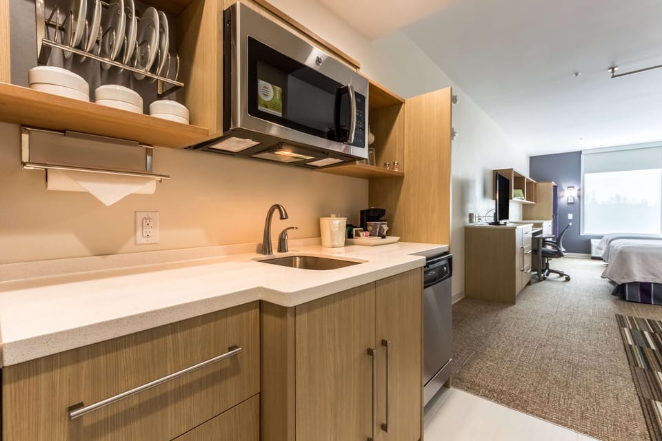 Coffee/tea maker, full-size fridge, microwave, dishwasher