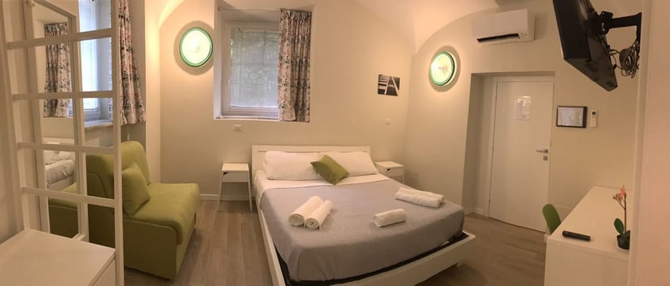 Triple Room (Biciclo) | Desk, blackout drapes, iron/ironing board, free WiFi