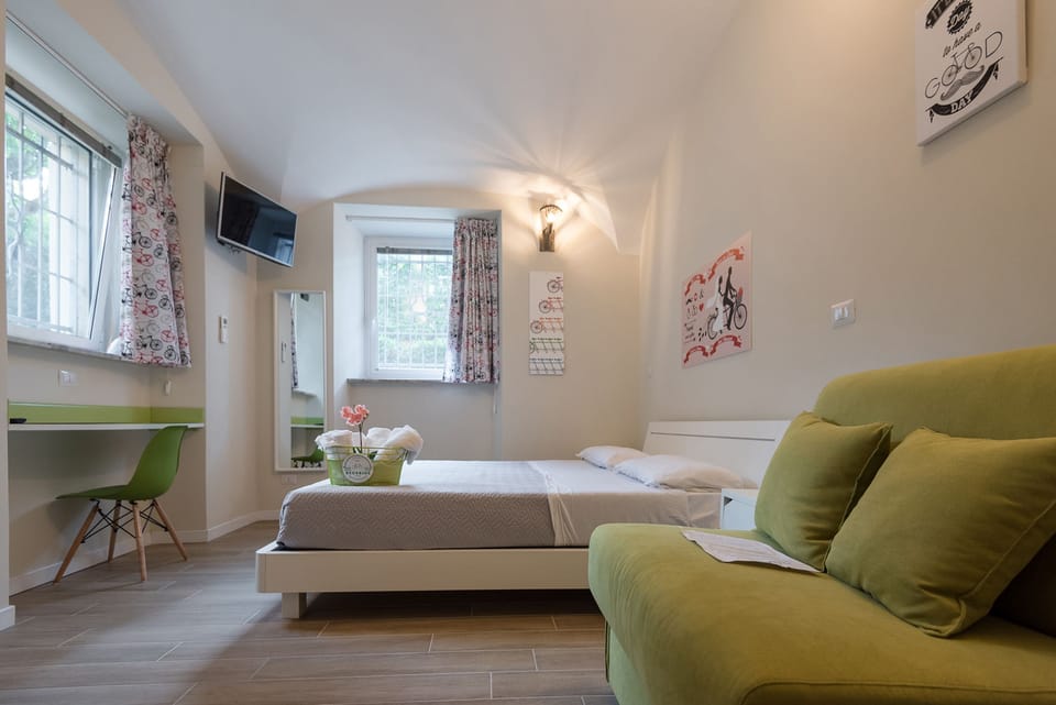 Triple Room (Velocipede) | Desk, blackout drapes, iron/ironing board, free WiFi