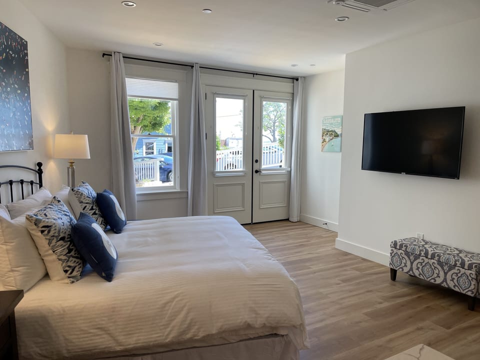 Deluxe Room, 1 King Bed | Premium bedding, iron/ironing board, free WiFi, bed sheets