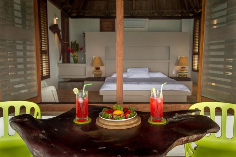 Minibar, in-room safe, bed sheets