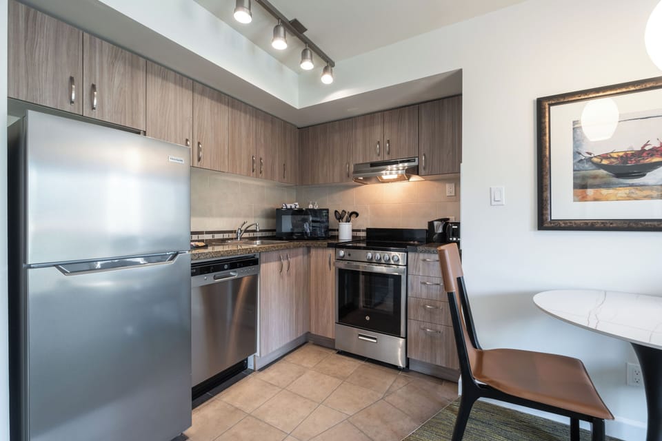 Studio Suite Queen | Private kitchen | Coffee/tea maker, fridge, microwave, oven