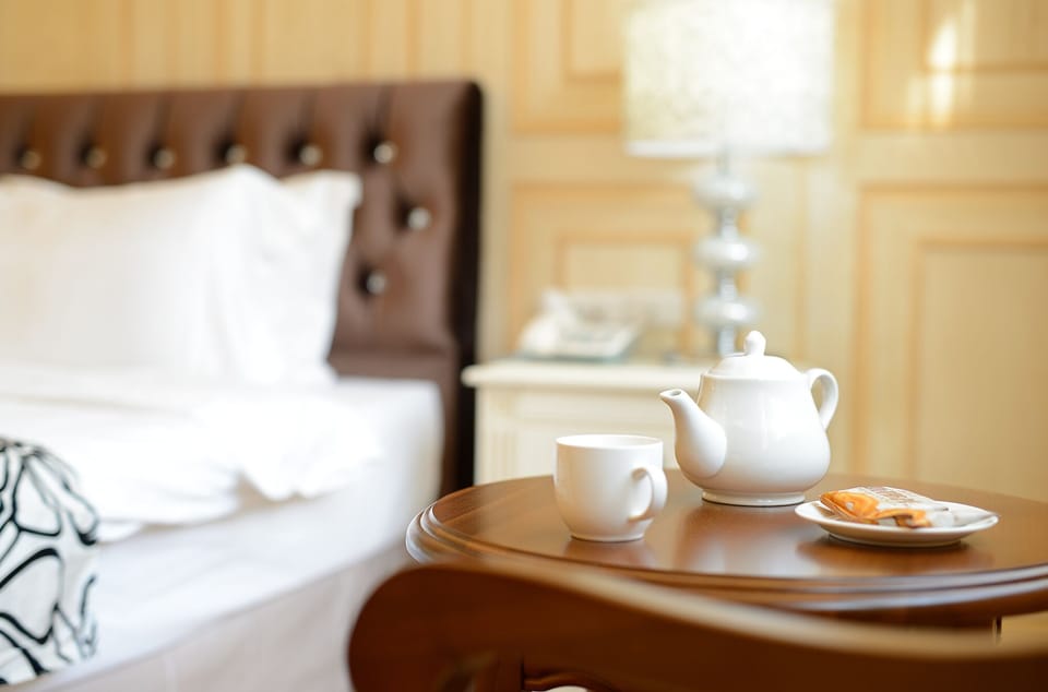 Deluxe Double Room, Bathtub | In-room dining