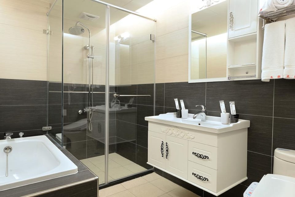 Classic Quadruple Room, Bathtub | Bathroom | Hair dryer, slippers, towels, shampoo