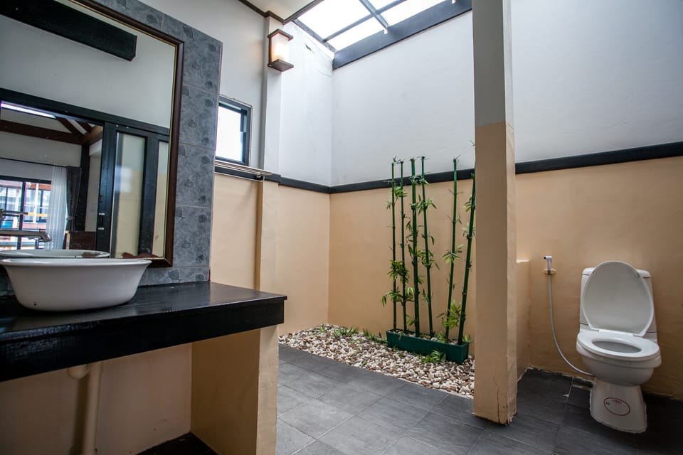 Super Deluxe Room | Bathroom | Shower, free toiletries, hair dryer, towels