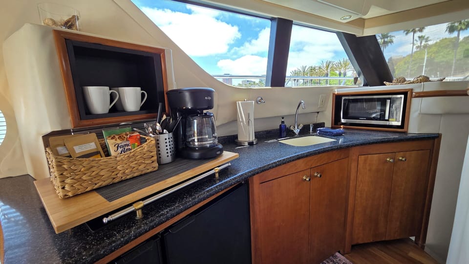Ocean Escape | Private kitchen | Fridge, microwave, coffee/tea maker, toaster