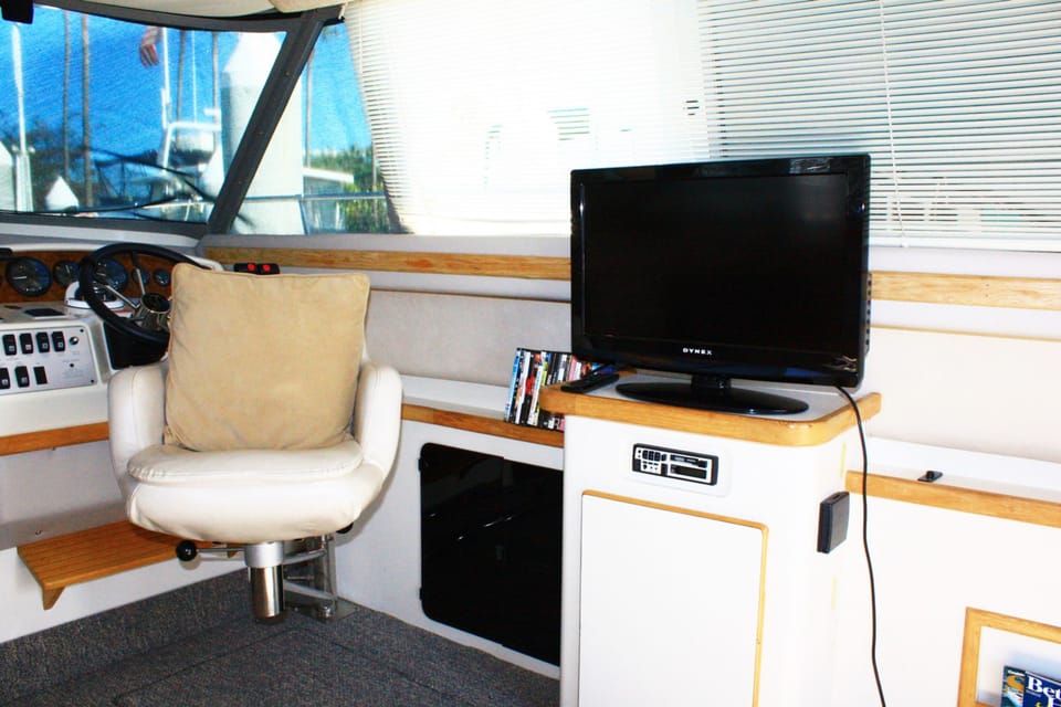 Serenity | Living area | 32-inch flat-screen TV with satellite channels, LCD TV