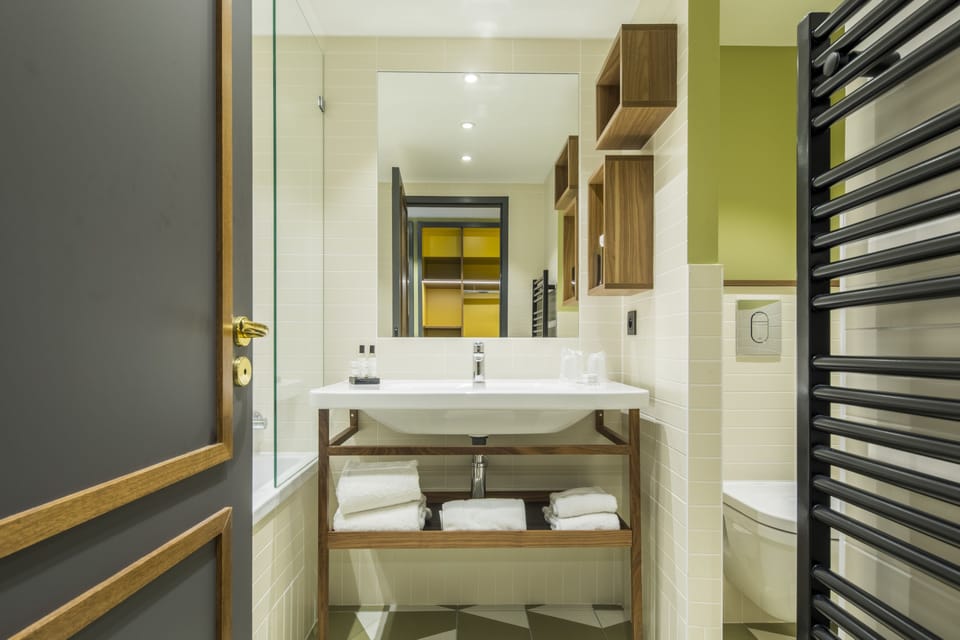 Double Room Act 3 | Bathroom | Hair dryer, towels, soap, shampoo