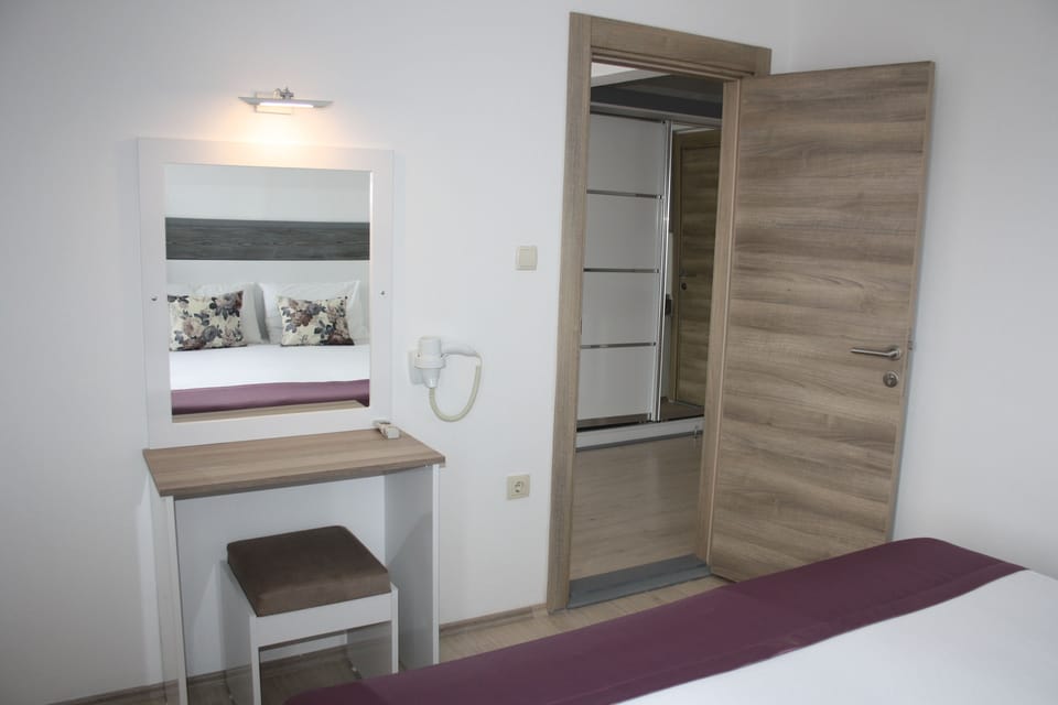 Comfort Apartment, 2 Bedrooms, Kitchenette | Desk, rollaway beds, free WiFi