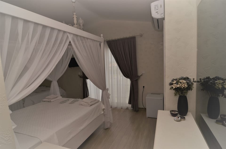 Family Room | Premium bedding, minibar, in-room safe, desk