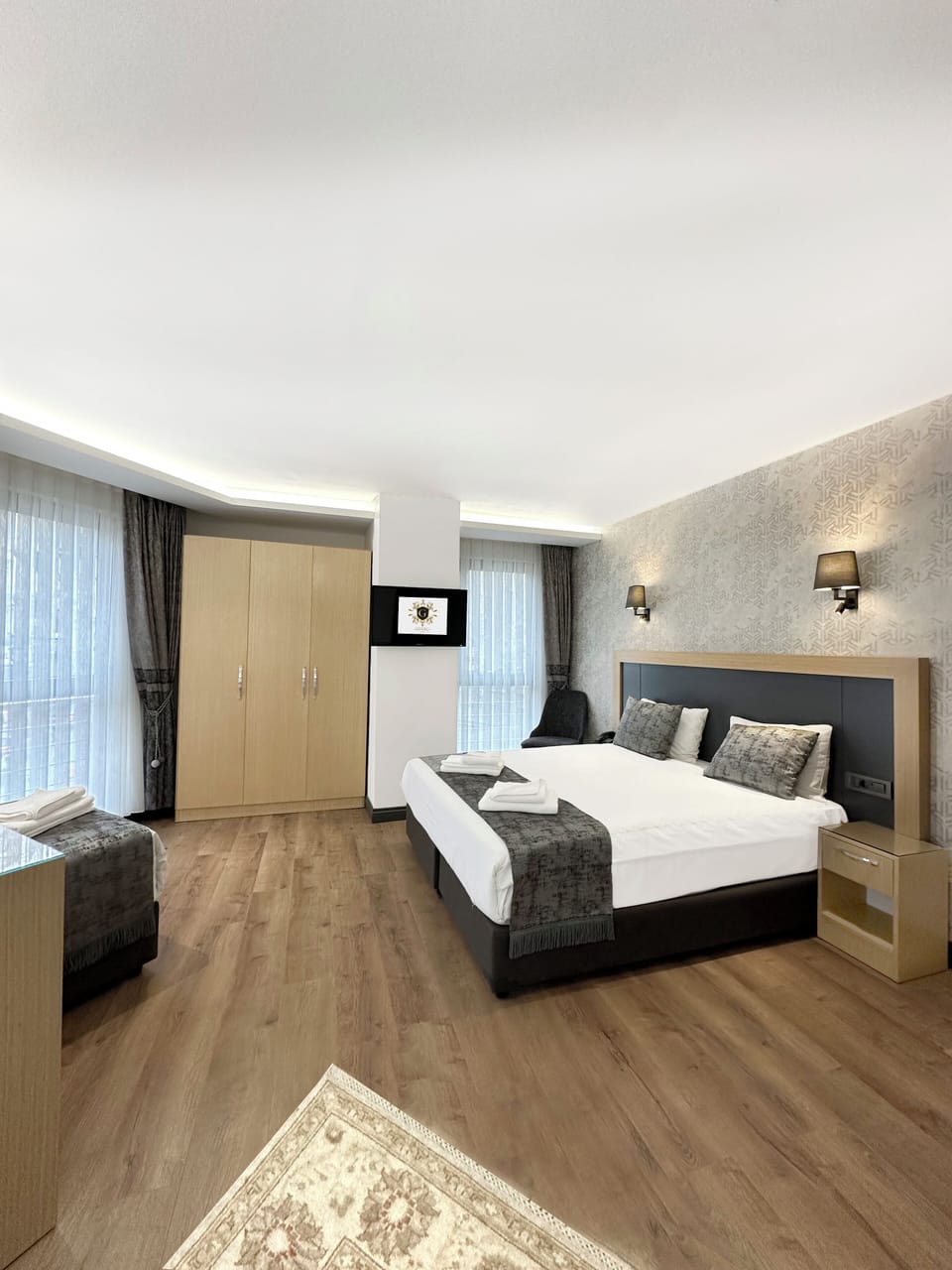 Superior Room | Minibar, in-room safe, desk, laptop workspace
