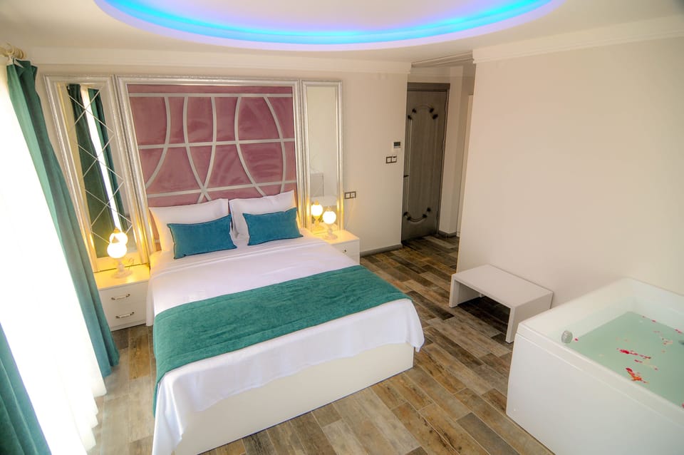 Exclusive Suite, 1 Queen Bed, Non Smoking, Partial Sea View | Egyptian cotton sheets, premium bedding, minibar, in-room safe