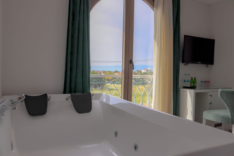 Exclusive Suite, 1 Queen Bed, Non Smoking, Partial Sea View | Balcony view