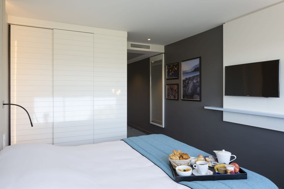 Superior Room, 1 Queen Bed | Premium bedding, minibar, in-room safe, desk